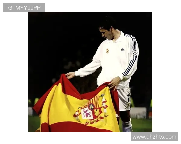 足球明星传奇：真实再现球场英雄风采的艺术画作解析